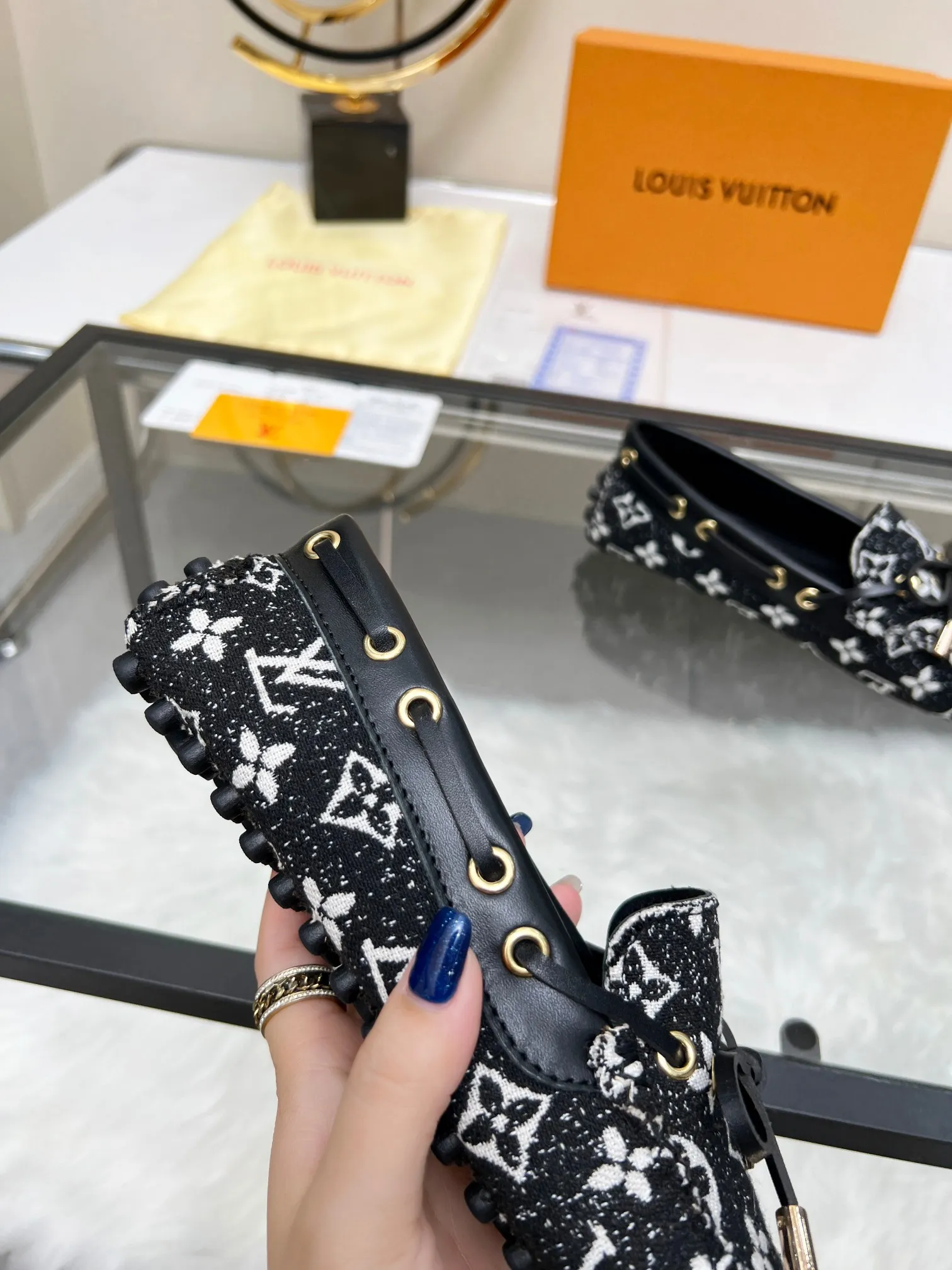 👟👟Ex-factory price 420👟👟 Lvui...Vuitt* on/】...Top purchasing agent, high version, counter 2023 spring, summer and autumn new color beanie shoes, imported fabrics, buckle bows, classic popular shoes. Lining: Sheepskin lining Color: Presbyopia Xingli Women's model: 35-42 standard size.